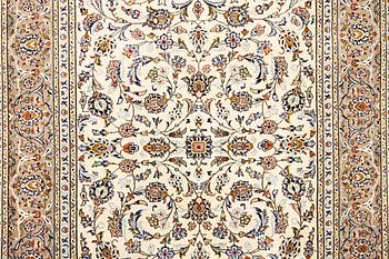 A Kashan carpet, a. 287 x 196 cm.