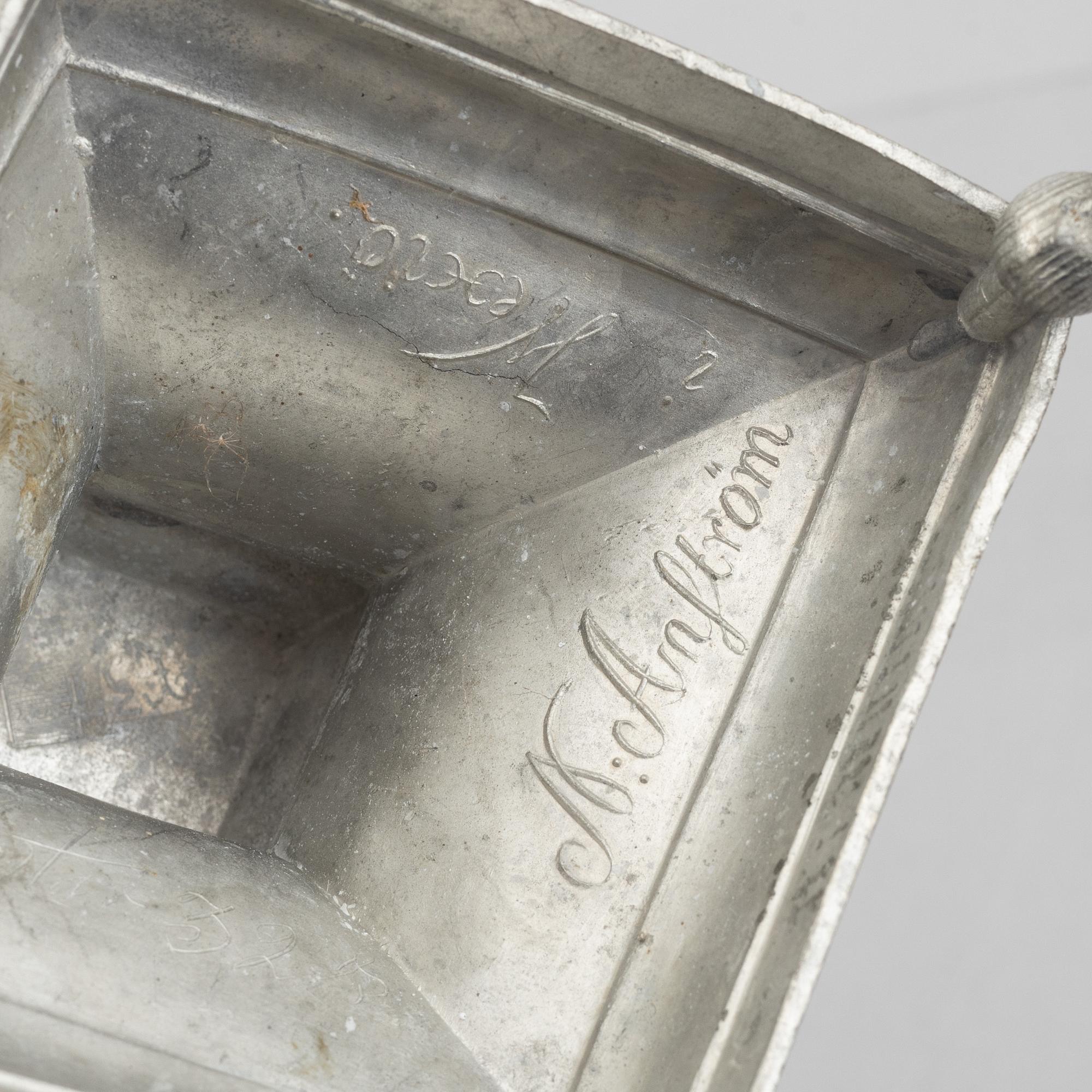 Kandelaber samt två ljusstakar, tenn, av Nils Justelius och Niclas Anström, Eksjo och Växjö, 1800-talets första hälft.