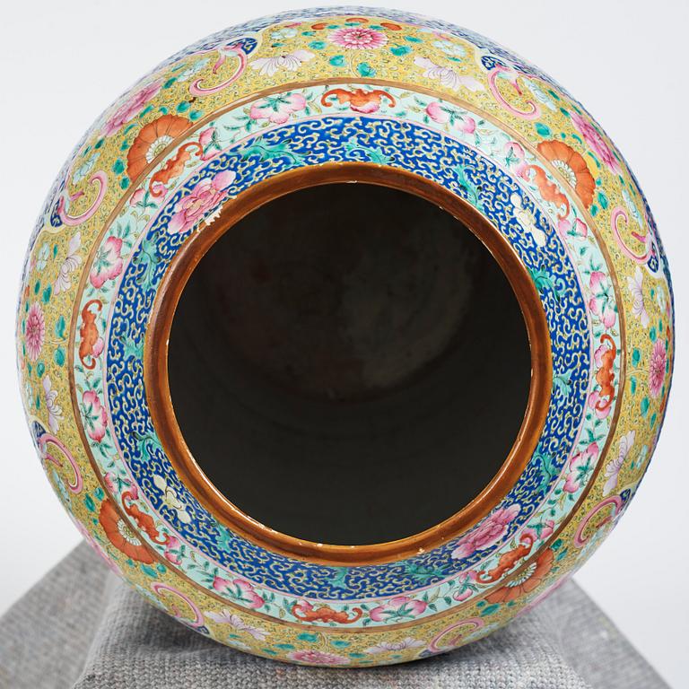 Praktvas, porslin. Qingdynastin, 1800-tal.
