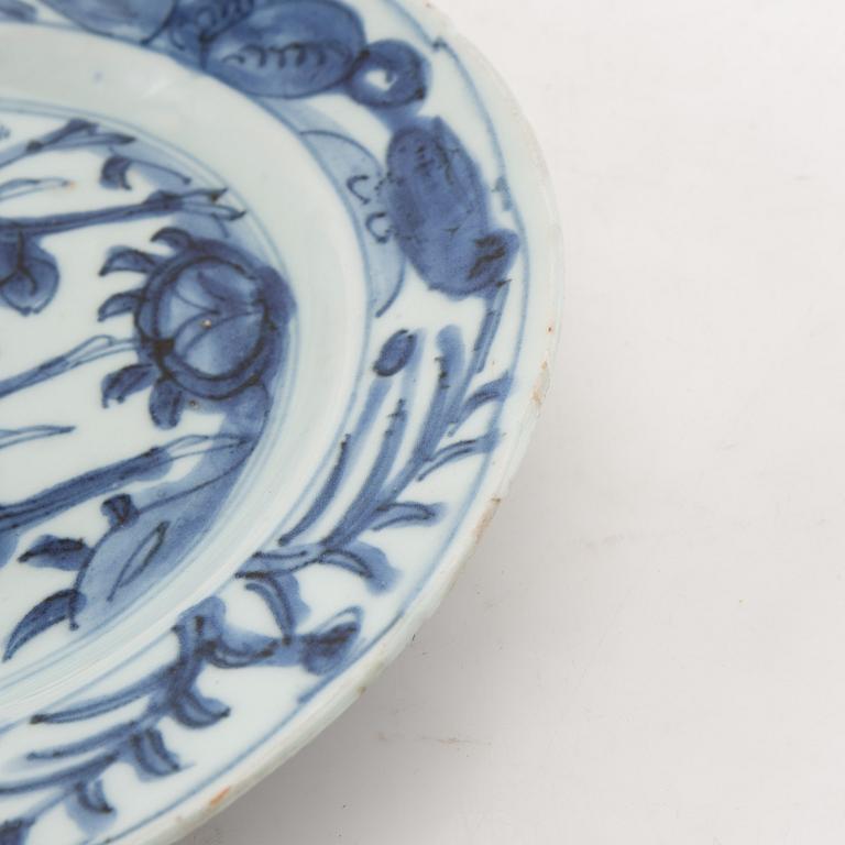 A blue and white plate, Ming dynasty, Wanli (1572-1620).