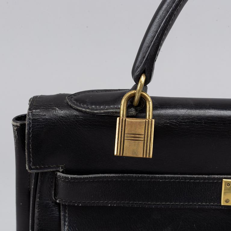 Hermès, a black leather 'Kelly' handbag.