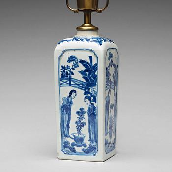 911. A blue and white vase, Qing dynasty, Kangxi (1662-1722).