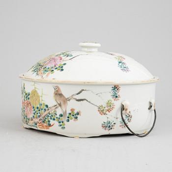 A Chinese porcelain food container with lid, around the year 1900.