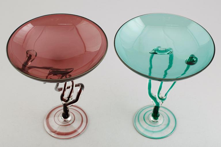 SKÅLAR PÅ FOT, 2 st, glas, 1900-talets andra hälft.