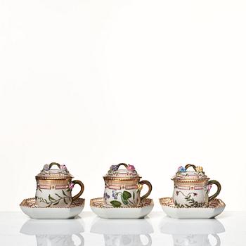 Cremekoppar med lock och fat, 12 stycken, porslin. Royal Copenhagen, Danmark, 1900-tal.