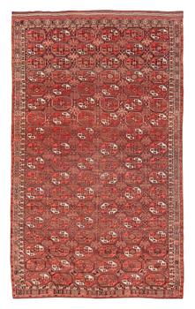 MATTA, antik Turkmen. 356 x 217,5 (plus slätväv 9,5 cm på en kortsida och 2,5 på den andra).
