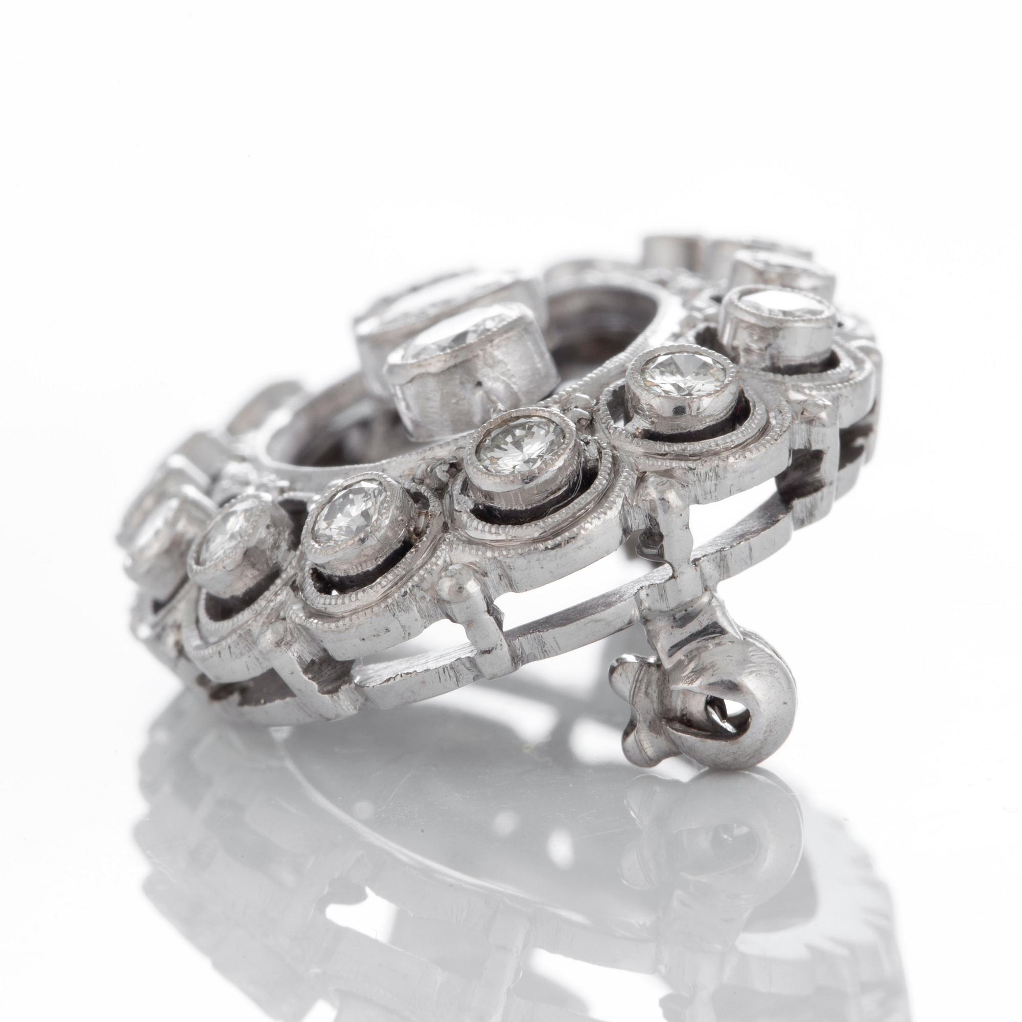 Brosch med runda briljantslipade diamanter total vikt ca 1.35 ct.