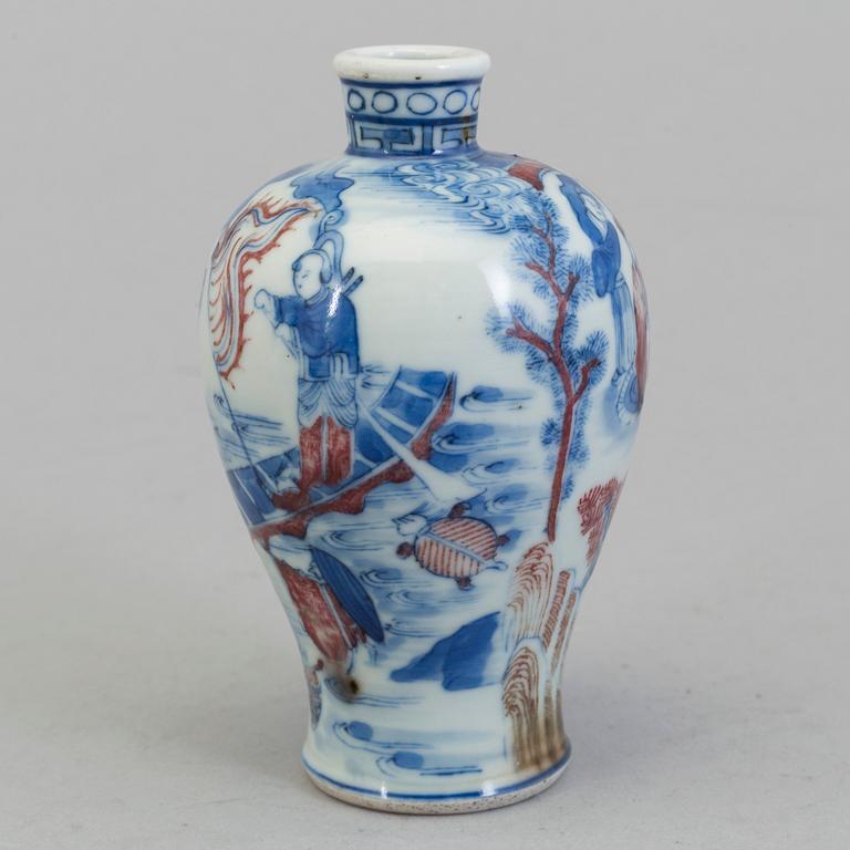A large and beautiful copper-red and underglazed blue and white porcelain snuff bottle, Qing dynasty, Guangxu (1874-1908.