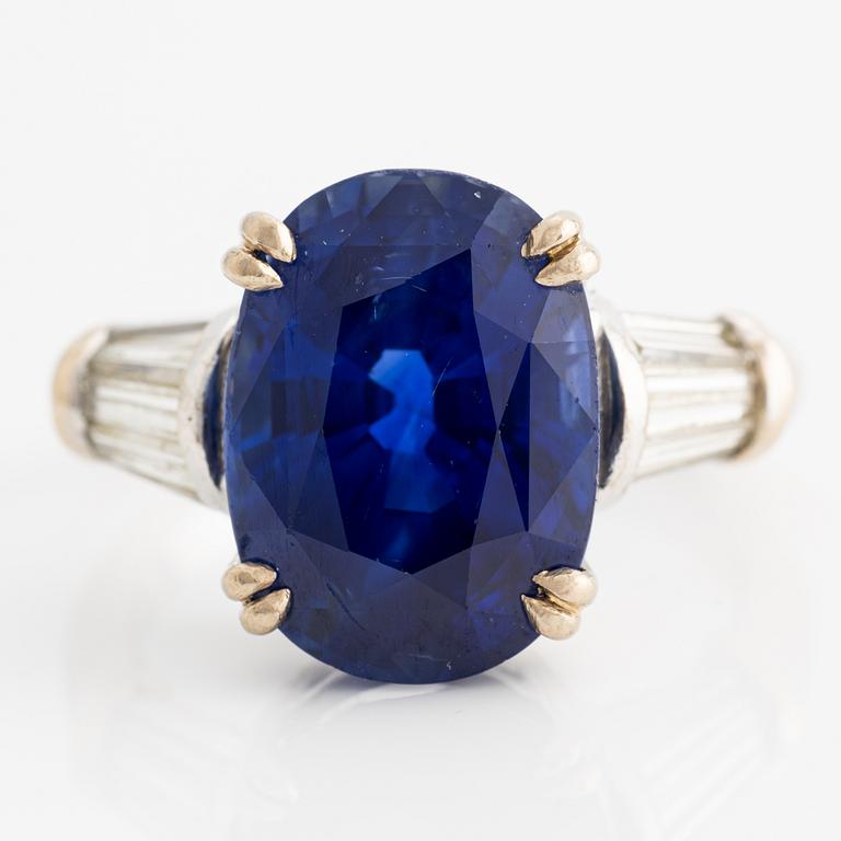 Ring in 18K white gold with a faceted oval sapphire and modified baguette-cut diamonds.