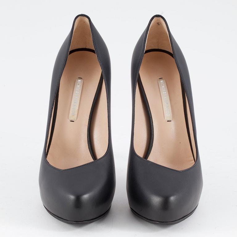 NICHOLAS KIRKWOOD, a pair of black leather pumps. Size 37.