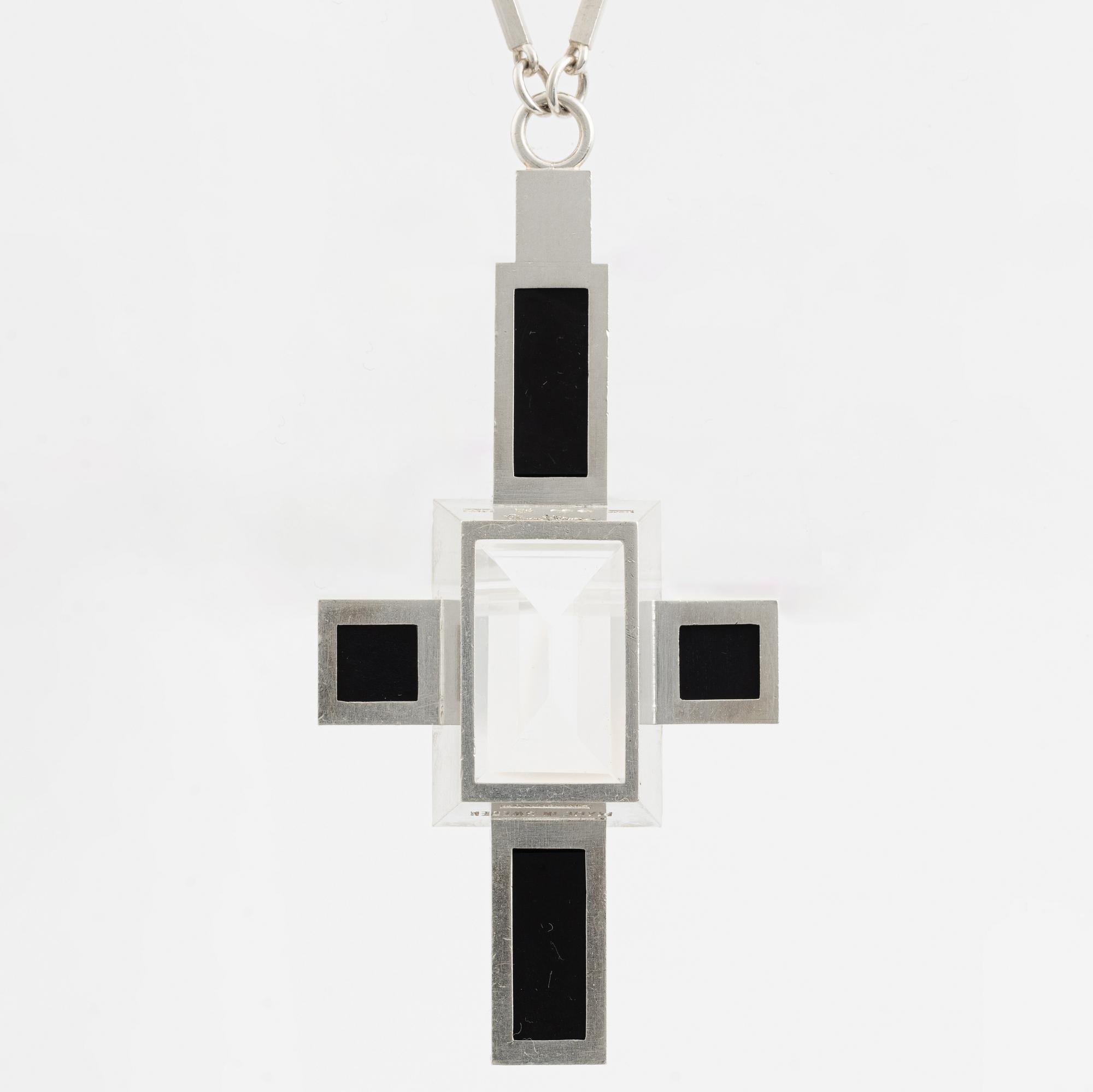 Wiwen Nilsson, hängsmycke i form av ett kors i sterlingsilver med fasettslipad bergkristall och onyx, Lund 1939.
