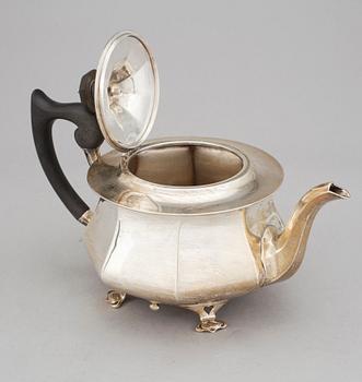 TEKANNA, silver, Charles Clement Pilling, London, 1912. Vikt ca 702g.