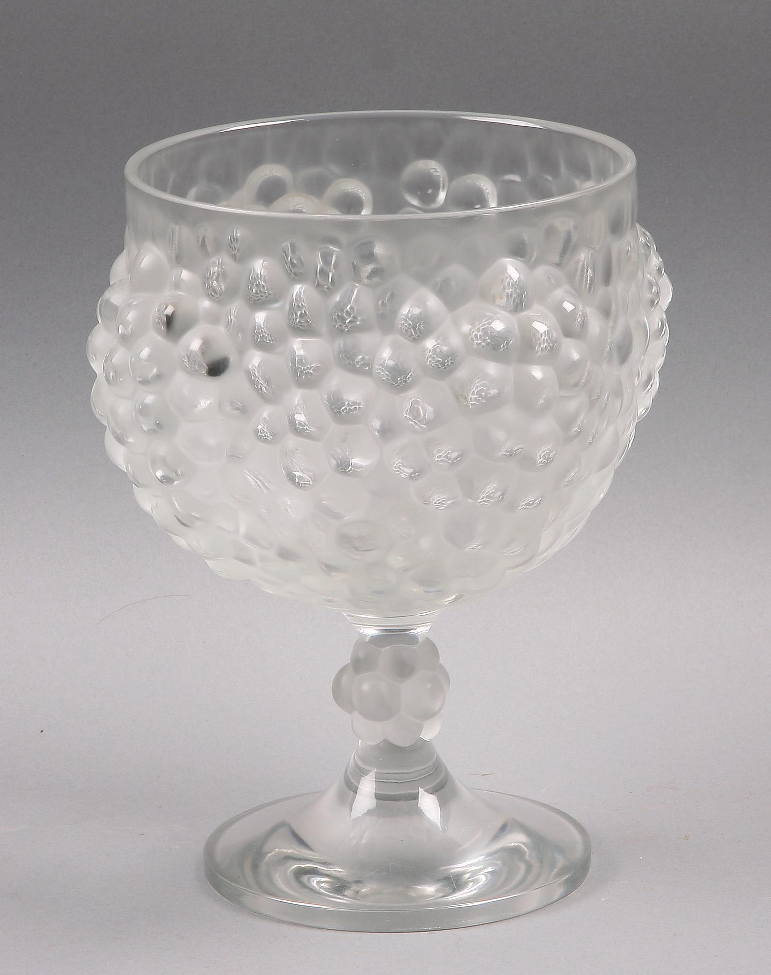 SKÅL PÅ FOT, glas, Lalique, Frankrike. Sign.