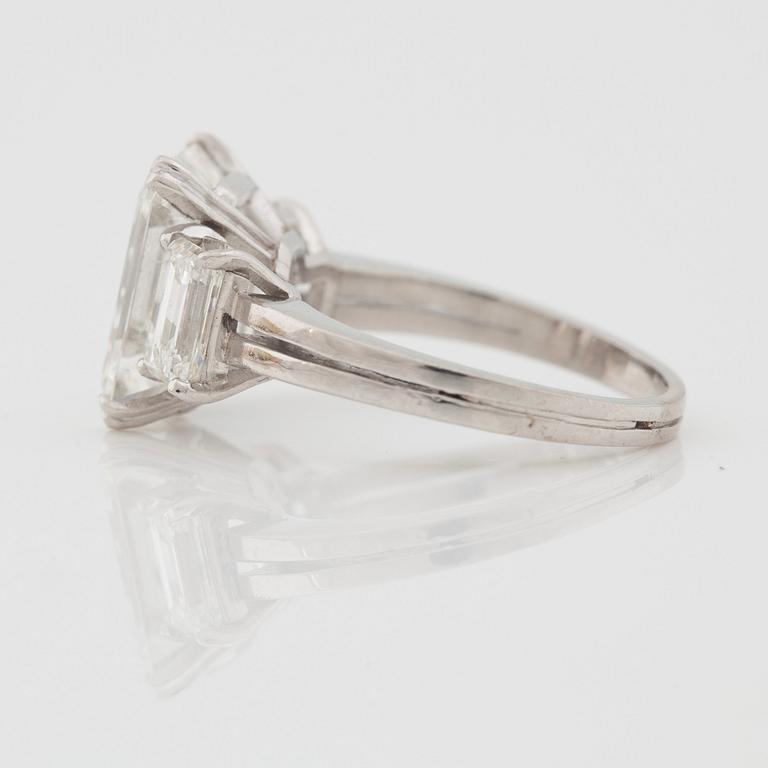 A 5.37 ct emerald cut diamond ring. Quality H/VVS2 according to certificate from GIA.