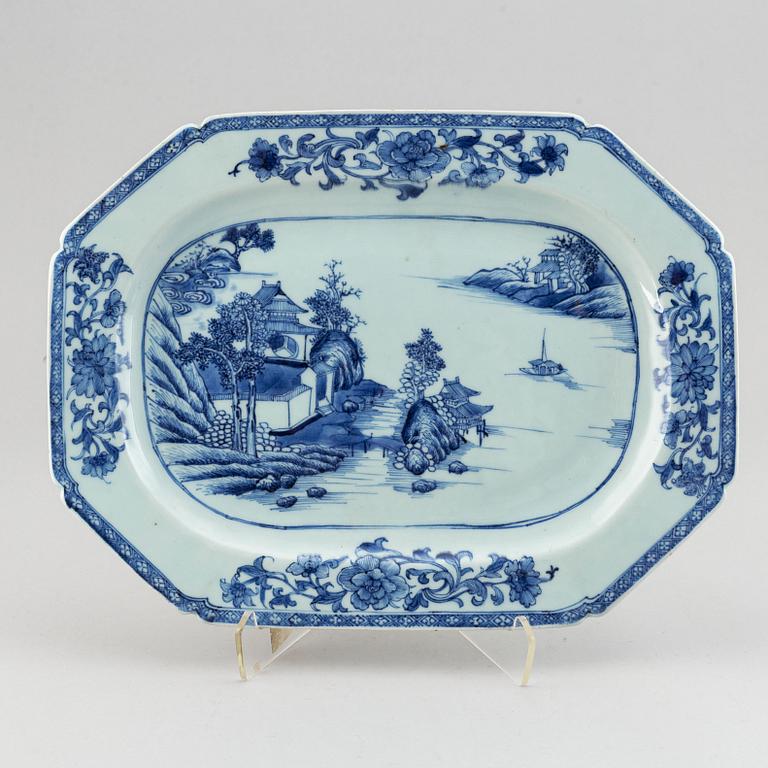 A blue and white export porcelain serving dish, Qing dynasty, Qianlong (1736-95).