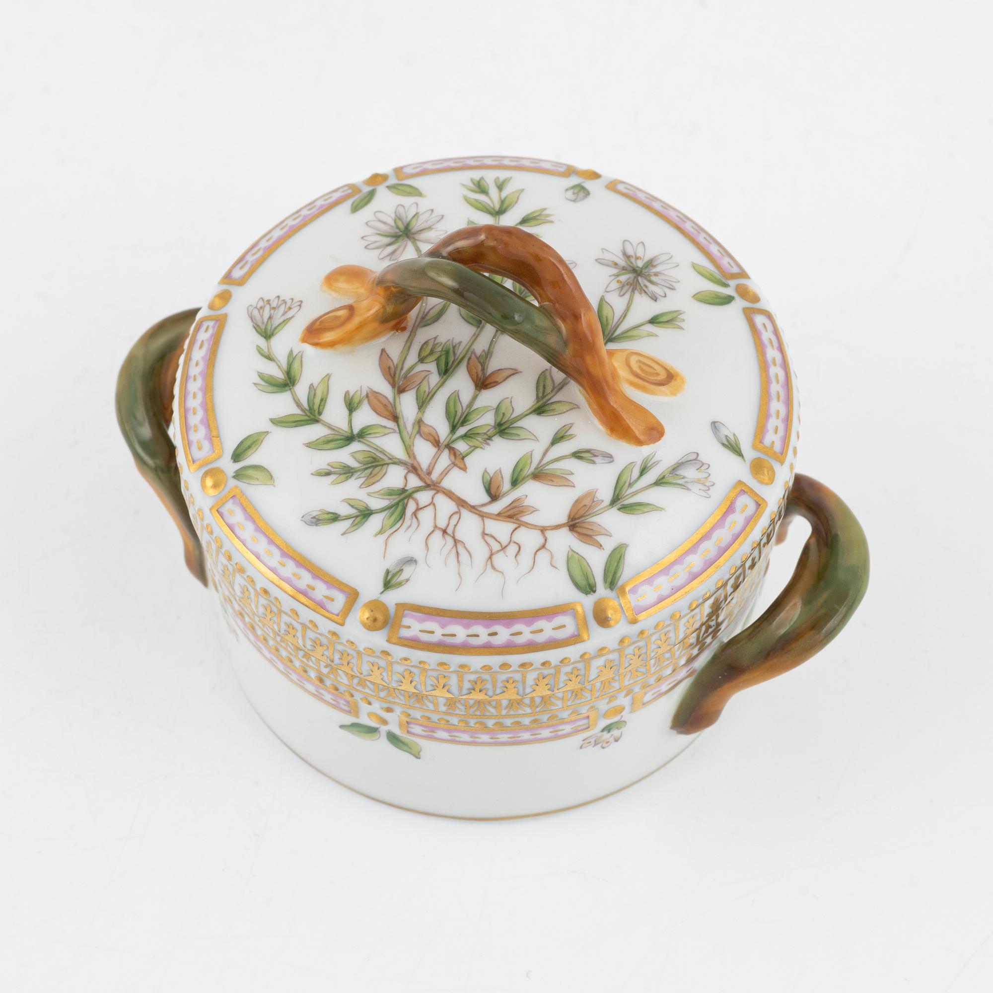 Lockask, porslin. Royal Copenhagen, "Flora Danica", Danmark, 1900-tal.