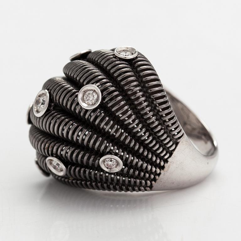 An 18K white gold ring with diamonds ca. 0.31 ct in total.