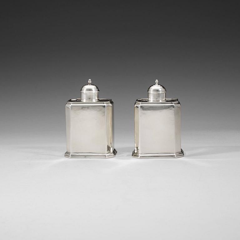 A pair of English 18th century silver tea caddies, Thomas Parr, London 1719.