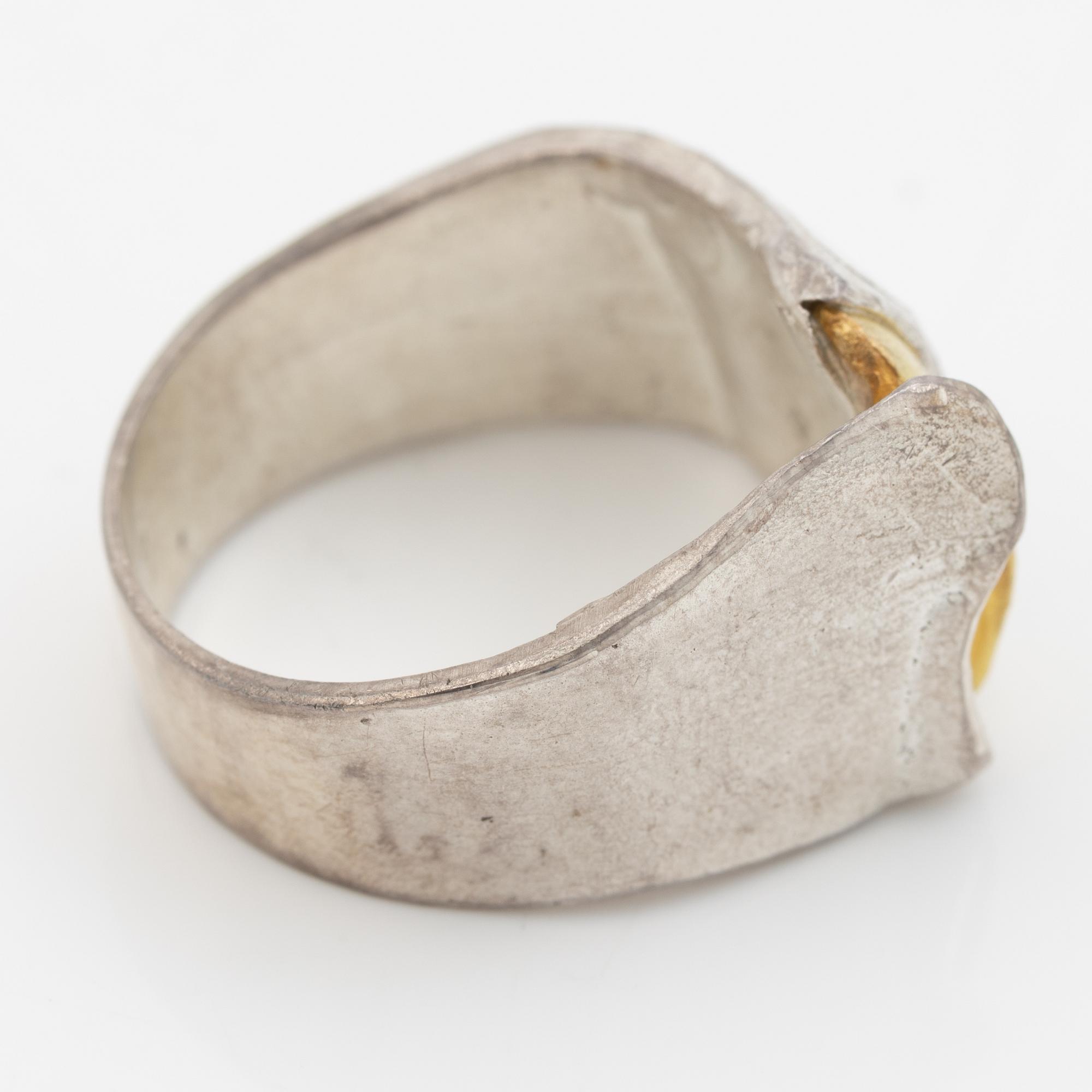 Ring silver och förgyllt silver.