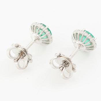 Earrings 18K white gold with emeralds and brilliant-cut diamonds.