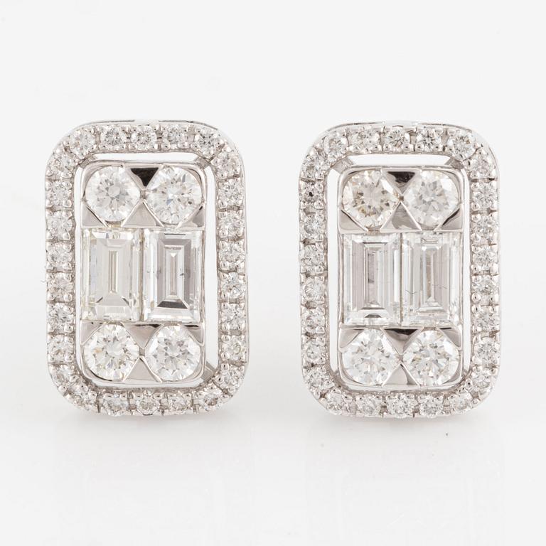 Earrings, 18K white gold set with brilliant-cut and baguette-cut diamonds.