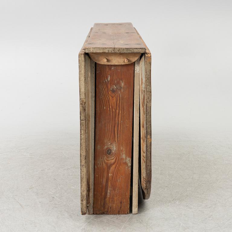 A drop-leaf table, 19th century.