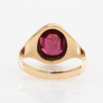 Ring 18K guld med en ovalt slipad granat.