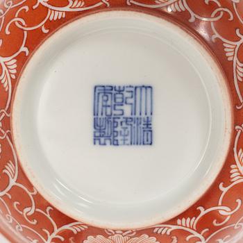A coral red reserve decorated floral bowl, Qing dynasty.