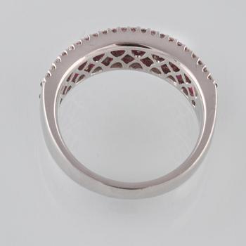 RING, 18K vitguld med briljantslipade diamanter 0.22 ct samt carréslipade rubiner 1.67. Vikt 6,6 gram.