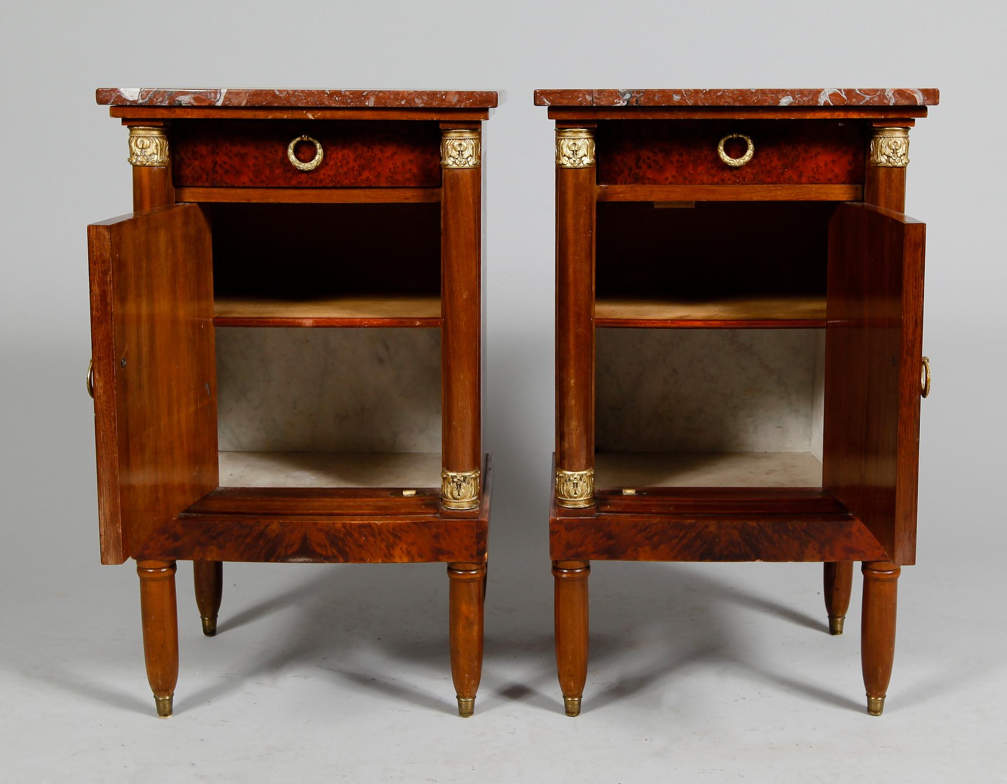 SÄNGBORD, 1 par, gustaviansk stil, 1900-talets första hälft.
