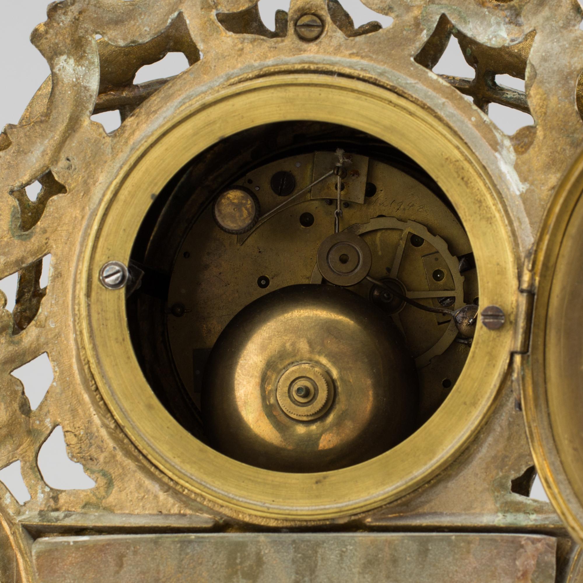 A LOUIS XV-STYLE MANTLE CLOCK, early 20th century.
