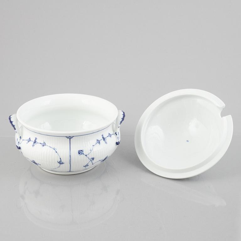 Terrin med lock, porslin, Royal Copenhagen, "Musselmalet", modell 222, 1893-1900.