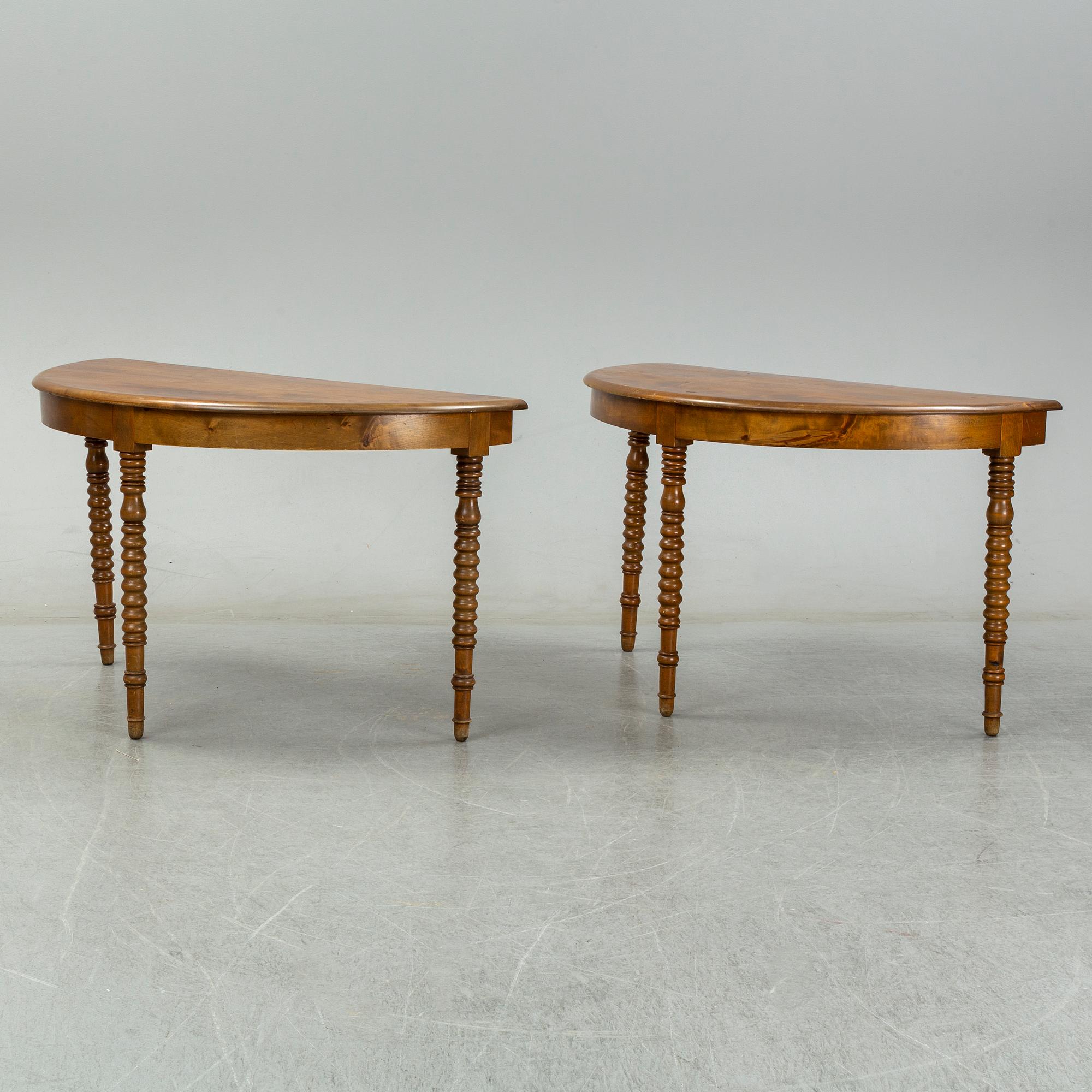 A two-piece birch dining table from around the year 1900.