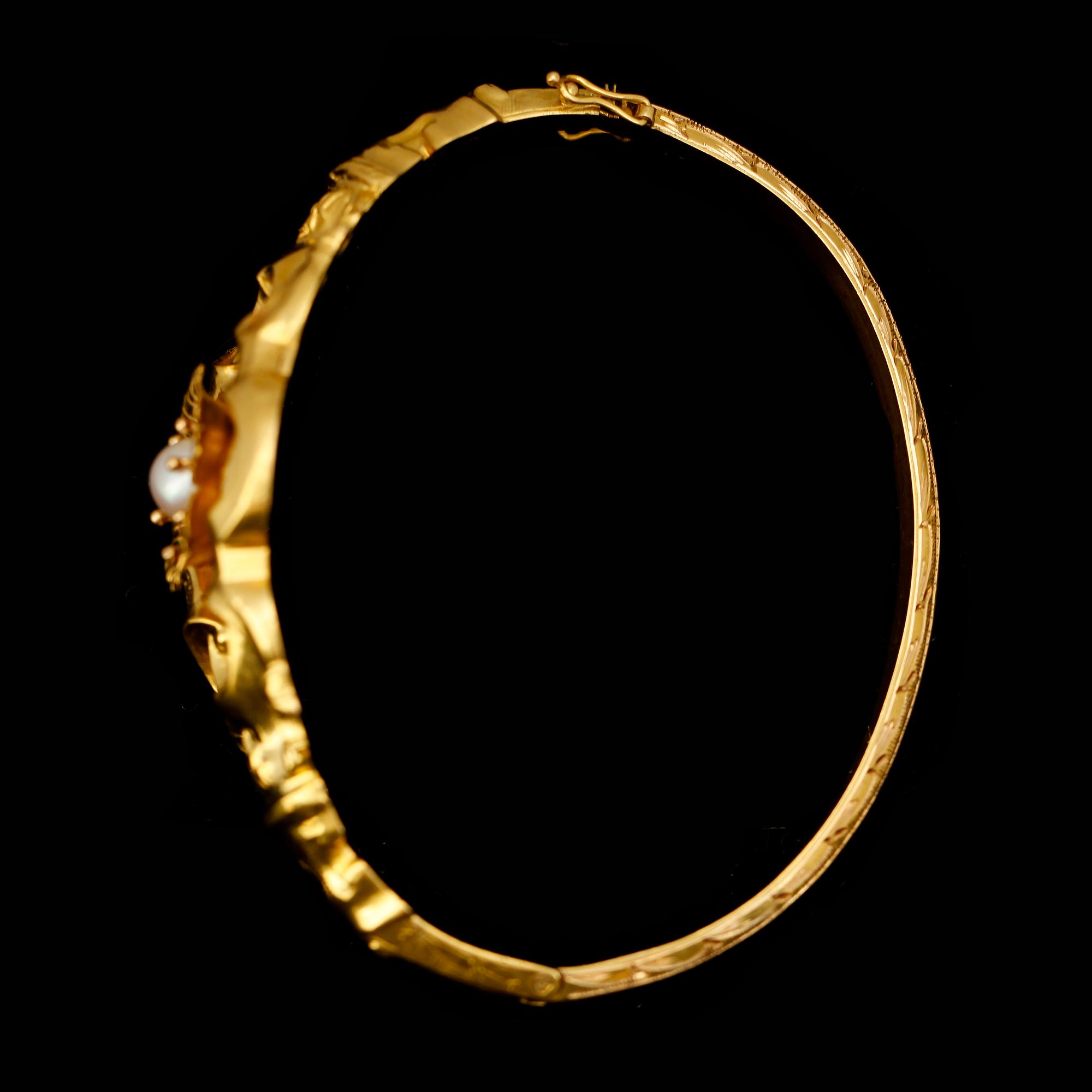 ARMBAND, 18K guld, odlad pärla, 1846. Total vikt ca 20 g.