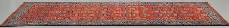 MATTO, a semi-antique Bidjar kelly, ca 346 x 151 cm (as well as the ends have 1 and 1,5 cm flat weave).