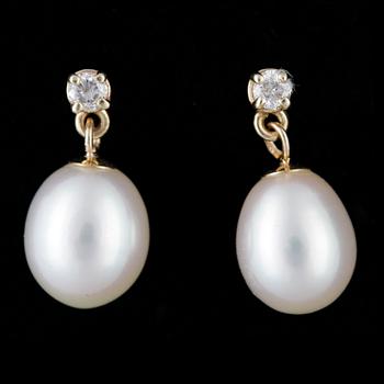 ÖRHÄNGEN, ett par, 14k guld med droppformade odlade sötvattenspärlor och briljantslipade diamanter tot ca0,10ct Vikt 2,4