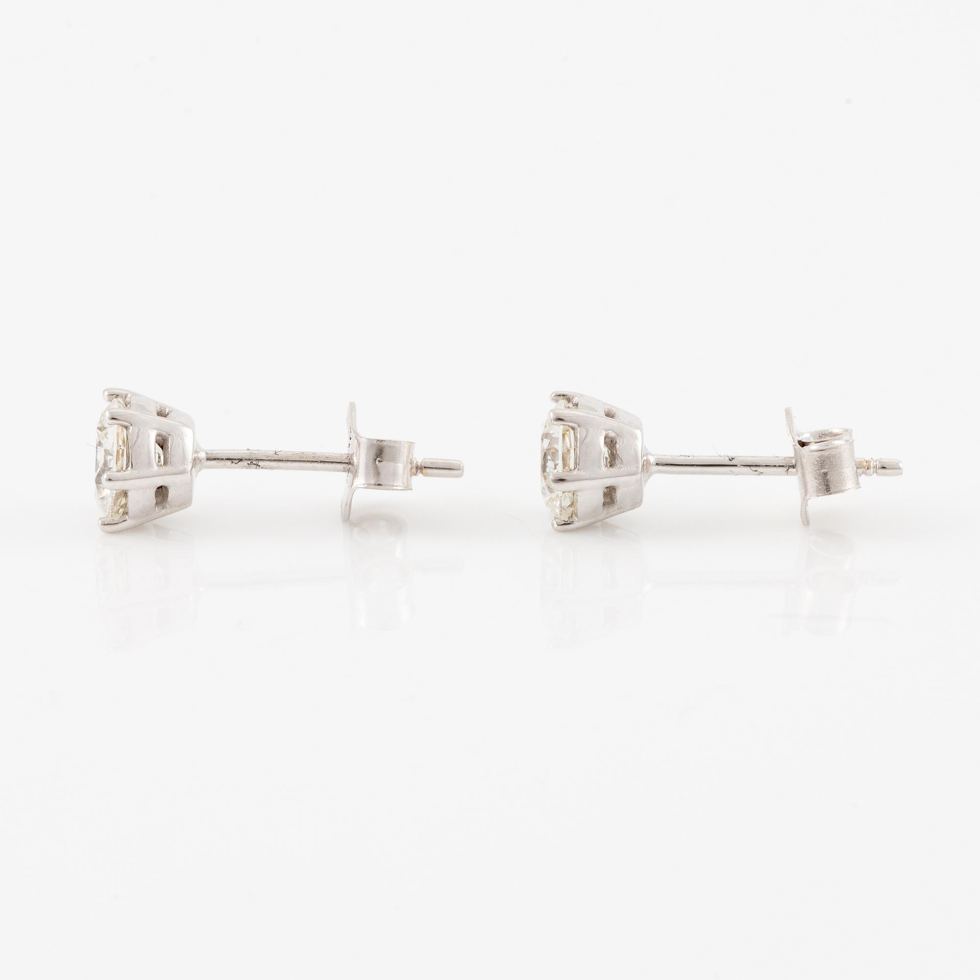 Earrings, 18K white gold set with brilliant-cut diamonds, total 1.02 ct. Accompanied by GIA dossier.