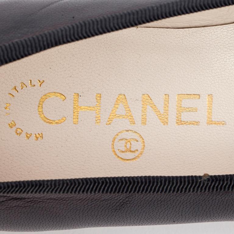 CHANEL, a pair of black leather ballet flats. Size 37.