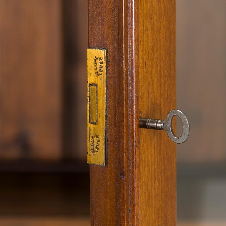 Vitrinskåp, 1900-talets första hälft.