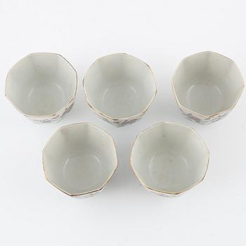 Koppar, 5 st, porslin, Kina, sen Qingdynasti, omkring år 1900.