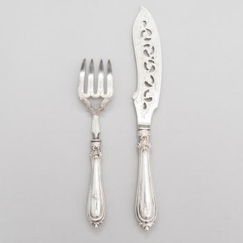 FISKSERVERINGSBESTICK, ett par, försilvrat, John Gilbert, England 1800-talets senare hälft.