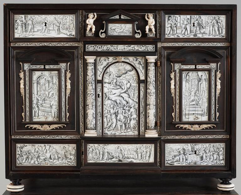 KABINETTSKÅP. Italien, 1800-tal. Barockstil.