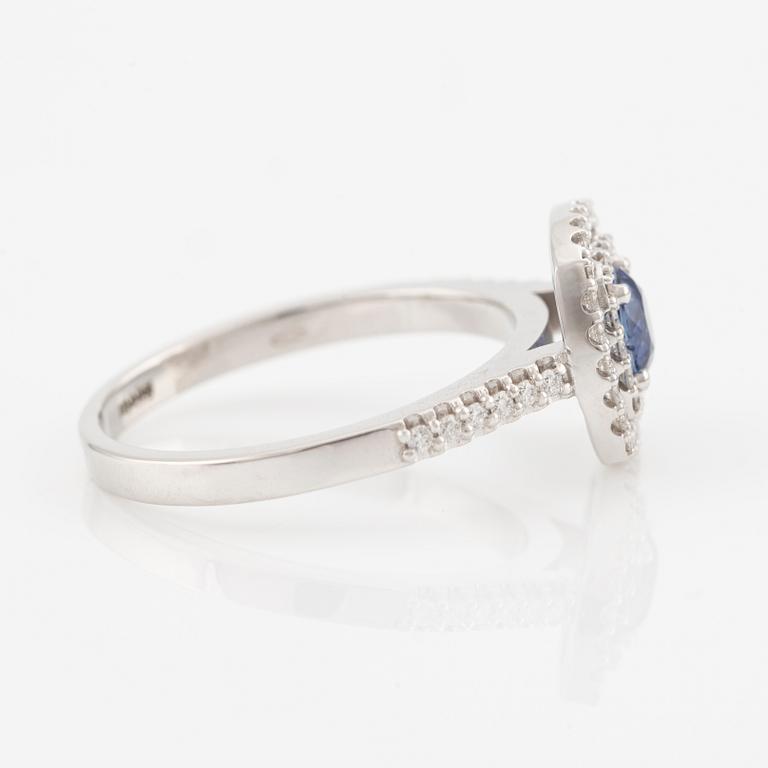 Ring in 14K gold with a faceted sapphire and round brilliant-cut diamonds.