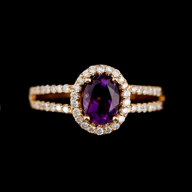 RING, 18 k guld, ametist 0.76 ct, briljantslipade diamanter totalt 0.31 ct. Vikt ca 3 g.