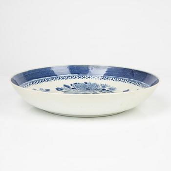 A Chinese porcelain bowl, Qing Dynasty, Jiaqing (1796-1820).