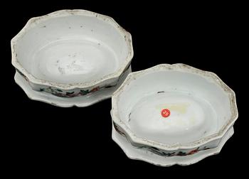 SALTKAR, 2 st, porslin, Kina, 1700-tal.