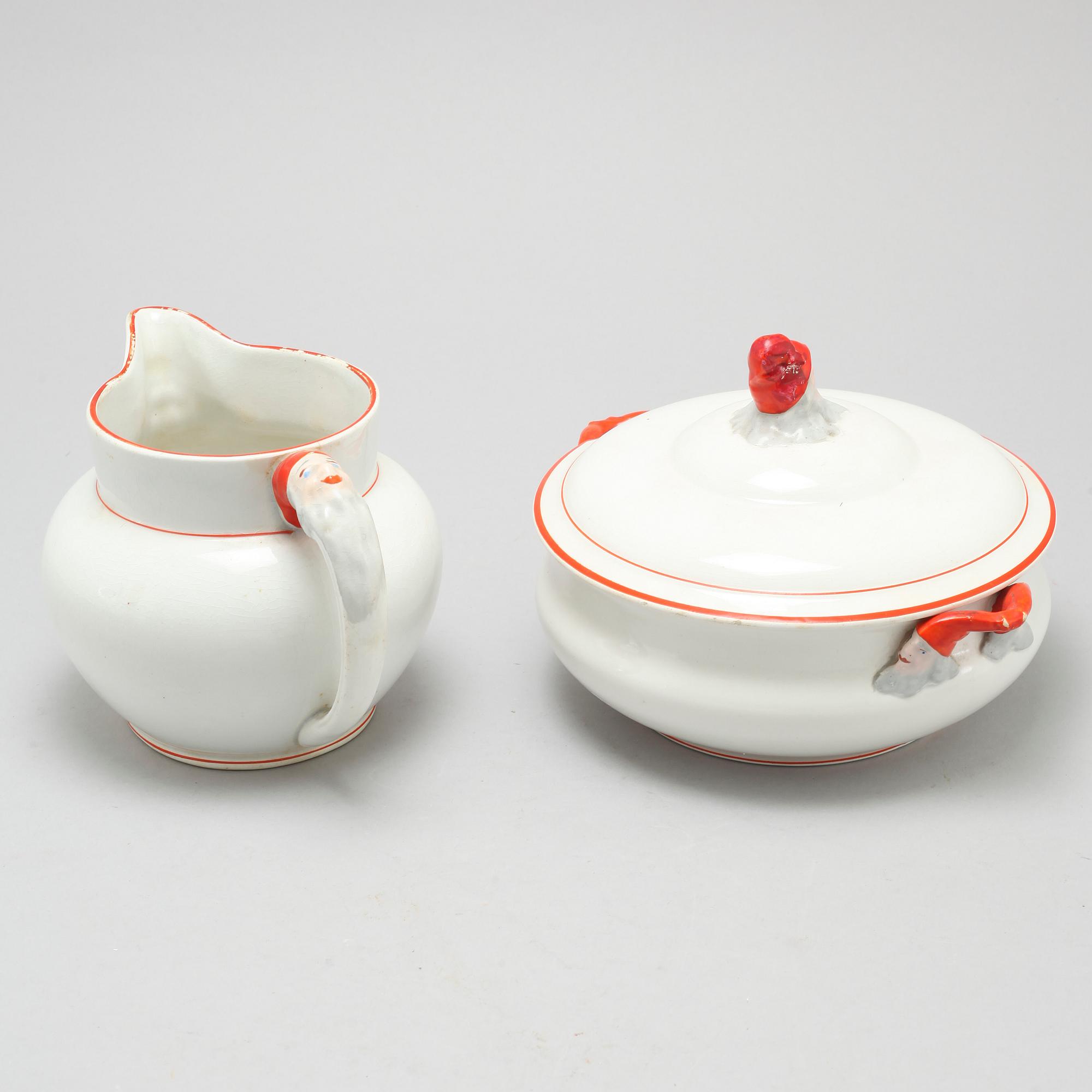 An eartheware porrige tureen and a jug from Göteborg, around the year 1900.