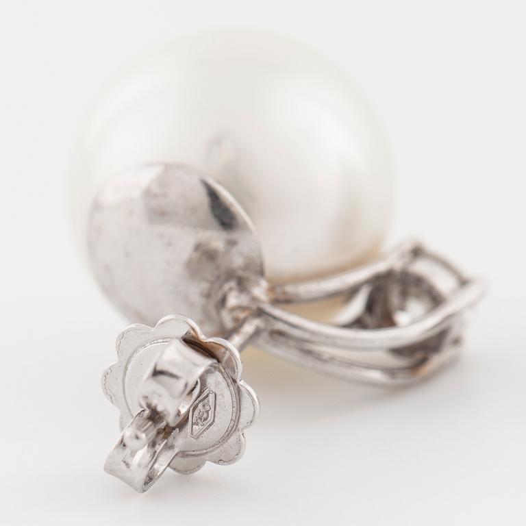 ÖRHÄNGEN, med odlade pärlor samt äldre briljantslipade diamanter.