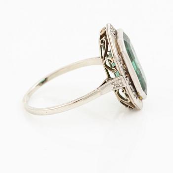 Ring 14K vitguld med grön turmalin och åttkantslipade diamanter.