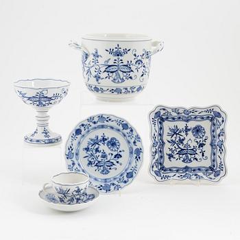 A 19-piece porcelain 'Blue Onion' part service from Meissen, 20th Century.